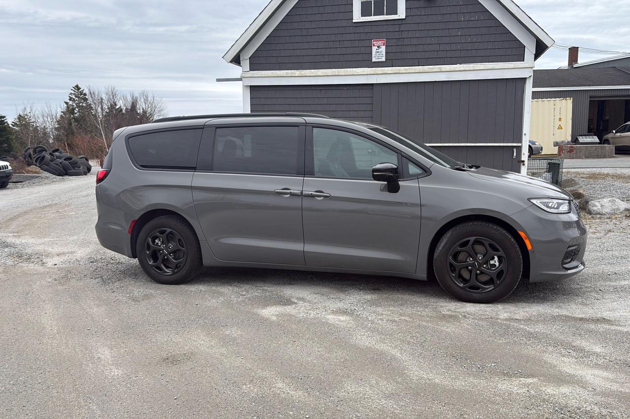 2024 Chrysler Pacifica Hybrid Premium S Appearance Photo4
