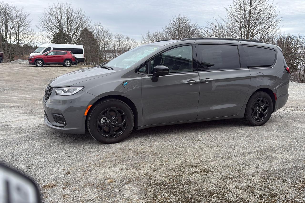 2024 Chrysler Pacifica Hybrid Premium S Appearance Photo8