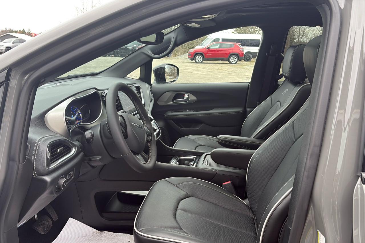 2024 Chrysler Pacifica Hybrid Premium S Appearance Photo13