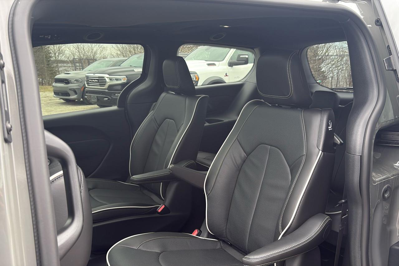 2024 Chrysler Pacifica Hybrid Premium S Appearance Photo9