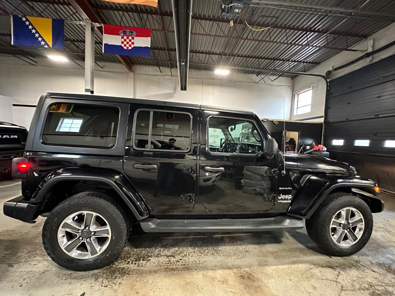 2019 Jeep Wrangler Sahara 4X4 UNLIMITED | LEATHER | BACK UP CAM - Photo #5
