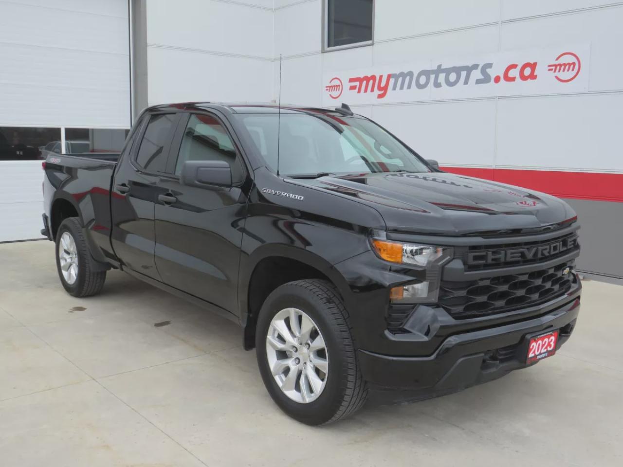 2023 Chevrolet Silverado 1500 Custom (**LOW KM**SAFETY CERTIFIED**CLEAN TITLE/NO ACCIDENTS**LOW KM**4WD**REMOTE START**ALLOY RIMS**TRAILER HITCH**REVERSE CAMERA**POWER SEATS**PUSH BUTTON START**CRUISE CONTROL**BLUETOOTH**DIGITAL TOUCHSCREEN**USB**ANDROID AUTO**APPLE CARPLAY**) Photo0