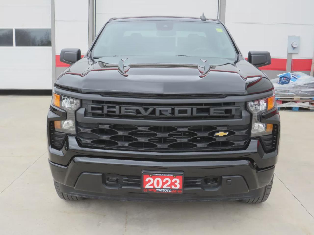 2023 Chevrolet Silverado 1500 Custom (**LOW KM**SAFETY CERTIFIED**CLEAN TITLE/NO ACCIDENTS**LOW KM**4WD**REMOTE START**ALLOY RIMS**TRAILER HITCH**REVERSE CAMERA**POWER SEATS**PUSH BUTTON START**CRUISE CONTROL**BLUETOOTH**DIGITAL TOUCHSCREEN**USB**ANDROID AUTO**APPLE CARPLAY**) Photo