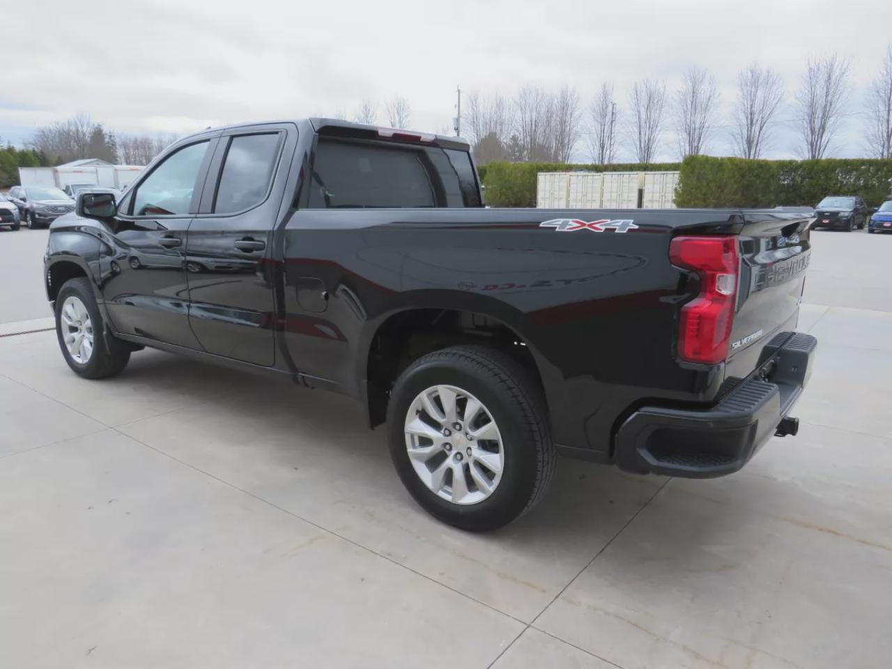 2023 Chevrolet Silverado 1500 Custom (**LOW KM**SAFETY CERTIFIED**CLEAN TITLE/NO ACCIDENTS**LOW KM**4WD**REMOTE START**ALLOY RIMS**TRAILER HITCH**REVERSE CAMERA**POWER SEATS**PUSH BUTTON START**CRUISE CONTROL**BLUETOOTH**DIGITAL TOUCHSCREEN**USB**ANDROID AUTO**APPLE CARPLAY**) Photo2