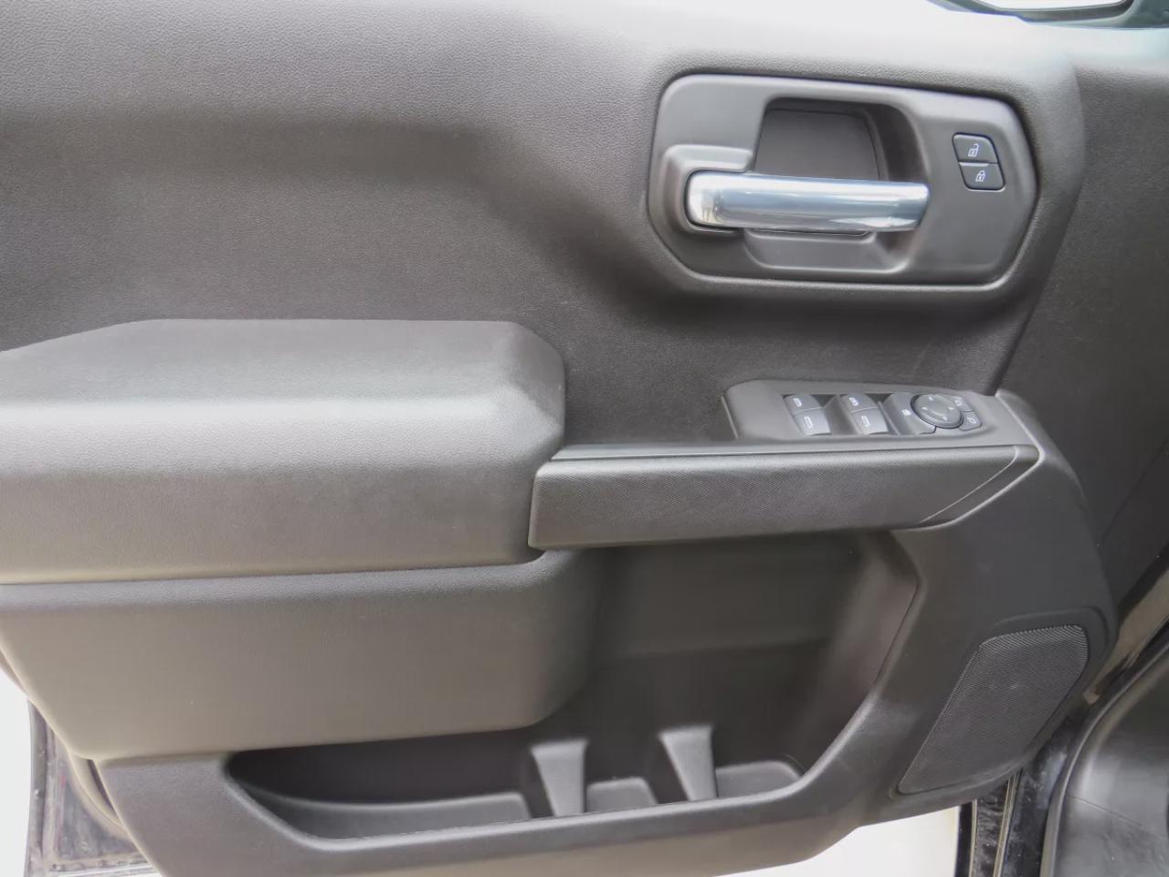 2023 Chevrolet Silverado 1500 Custom (**LOW KM**SAFETY CERTIFIED**CLEAN TITLE/NO ACCIDENTS**LOW KM**4WD**REMOTE START**ALLOY RIMS**TRAILER HITCH**REVERSE CAMERA**POWER SEATS**PUSH BUTTON START**CRUISE CONTROL**BLUETOOTH**DIGITAL TOUCHSCREEN**USB**ANDROID AUTO**APPLE CARPLAY**) Photo