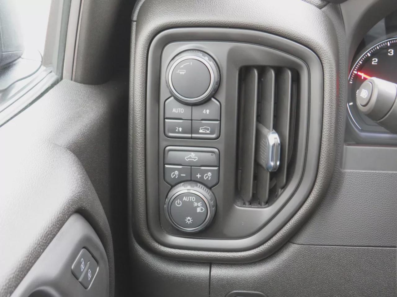 2023 Chevrolet Silverado 1500 Custom (**LOW KM**SAFETY CERTIFIED**CLEAN TITLE/NO ACCIDENTS**LOW KM**4WD**REMOTE START**ALLOY RIMS**TRAILER HITCH**REVERSE CAMERA**POWER SEATS**PUSH BUTTON START**CRUISE CONTROL**BLUETOOTH**DIGITAL TOUCHSCREEN**USB**ANDROID AUTO**APPLE CARPLAY**) Photo