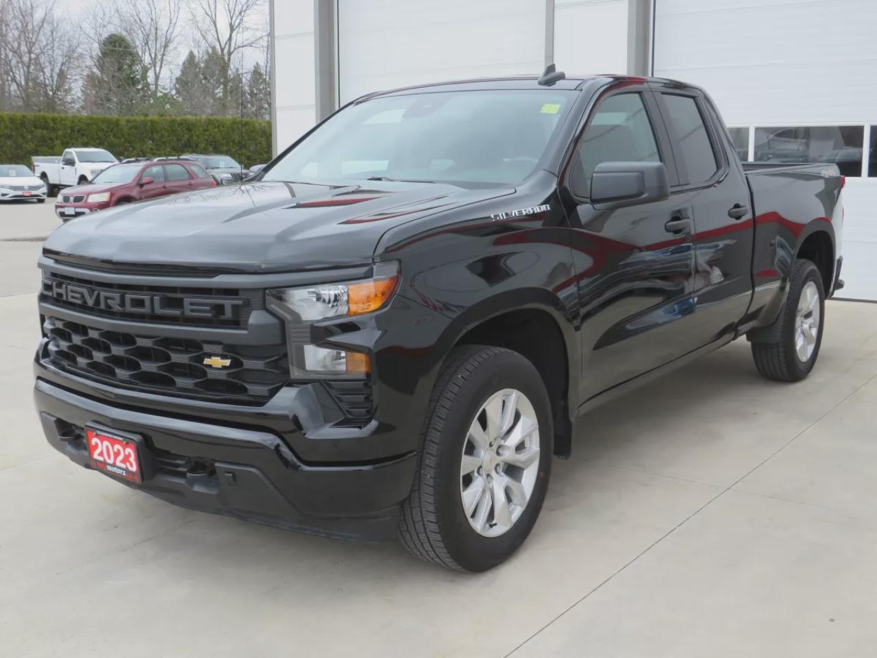2023 Chevrolet Silverado 1500 Custom (**LOW KM**SAFETY CERTIFIED**CLEAN TITLE/NO ACCIDENTS**LOW KM**4WD**REMOTE START**ALLOY RIMS**TRAILER HITCH**REVERSE CAMERA**POWER SEATS**PUSH BUTTON START**CRUISE CONTROL**BLUETOOTH**DIGITAL TOUCHSCREEN**USB**ANDROID AUTO**APPLE CARPLAY**) Photo