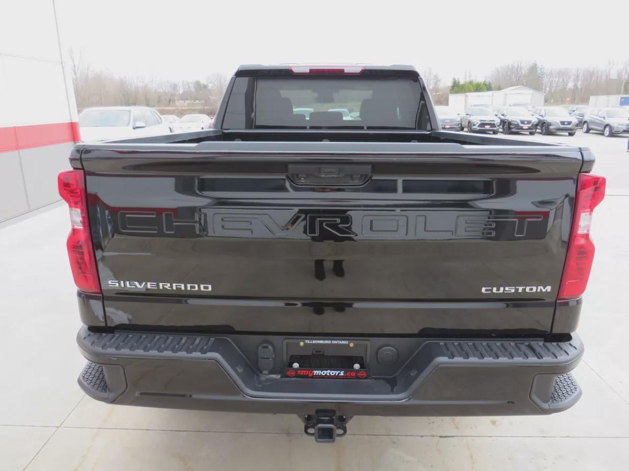 2023 Chevrolet Silverado 1500 Custom (**LOW KM**SAFETY CERTIFIED**CLEAN TITLE/NO ACCIDENTS**LOW KM**4WD**REMOTE START**ALLOY RIMS**TRAILER HITCH**REVERSE CAMERA**POWER SEATS**PUSH BUTTON START**CRUISE CONTROL**BLUETOOTH**DIGITAL TOUCHSCREEN**USB**ANDROID AUTO**APPLE CARPLAY**) Photo
