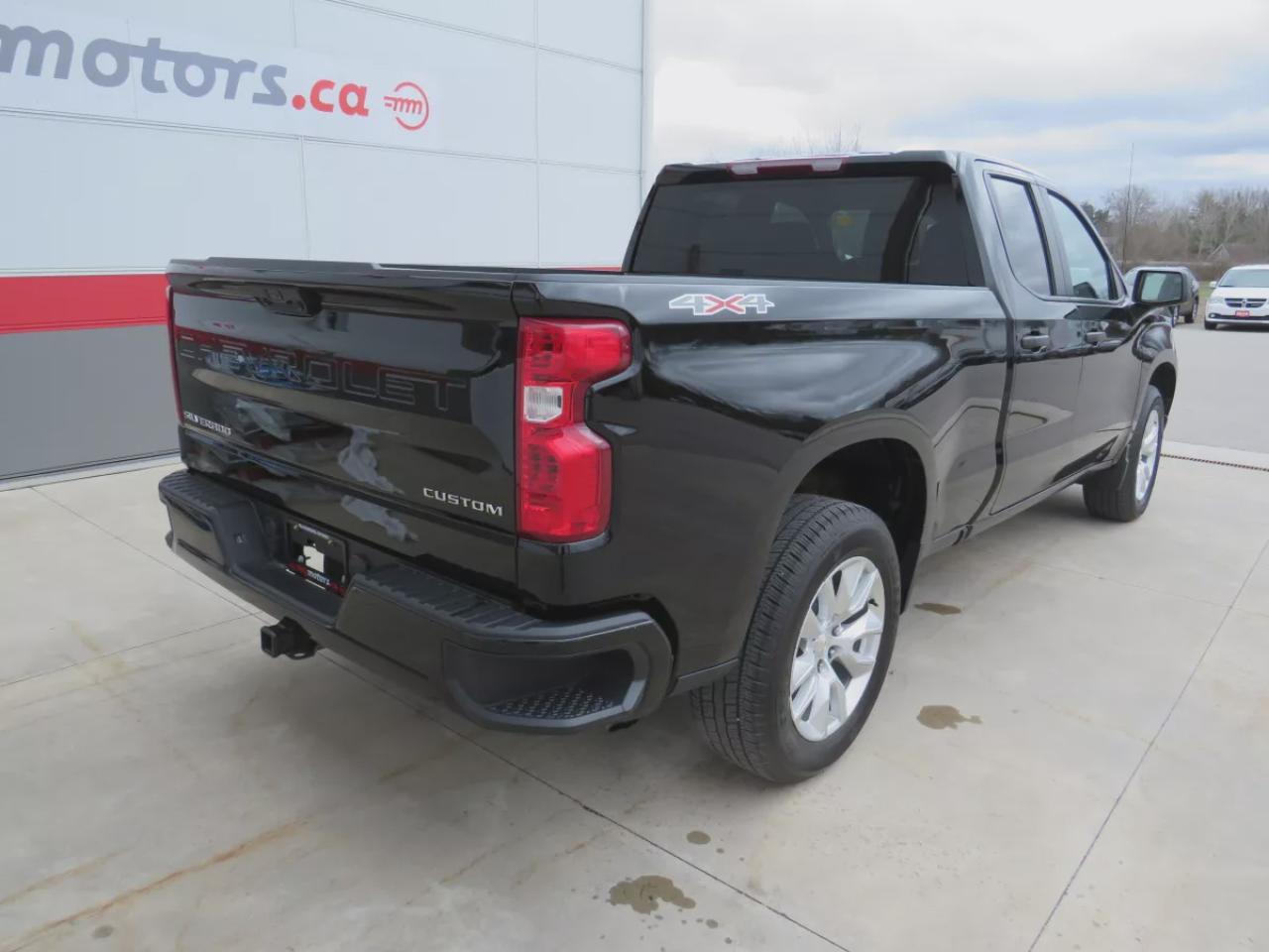 2023 Chevrolet Silverado 1500 Custom (**LOW KM**SAFETY CERTIFIED**CLEAN TITLE/NO ACCIDENTS**LOW KM**4WD**REMOTE START**ALLOY RIMS**TRAILER HITCH**REVERSE CAMERA**POWER SEATS**PUSH BUTTON START**CRUISE CONTROL**BLUETOOTH**DIGITAL TOUCHSCREEN**USB**ANDROID AUTO**APPLE CARPLAY**) Photo