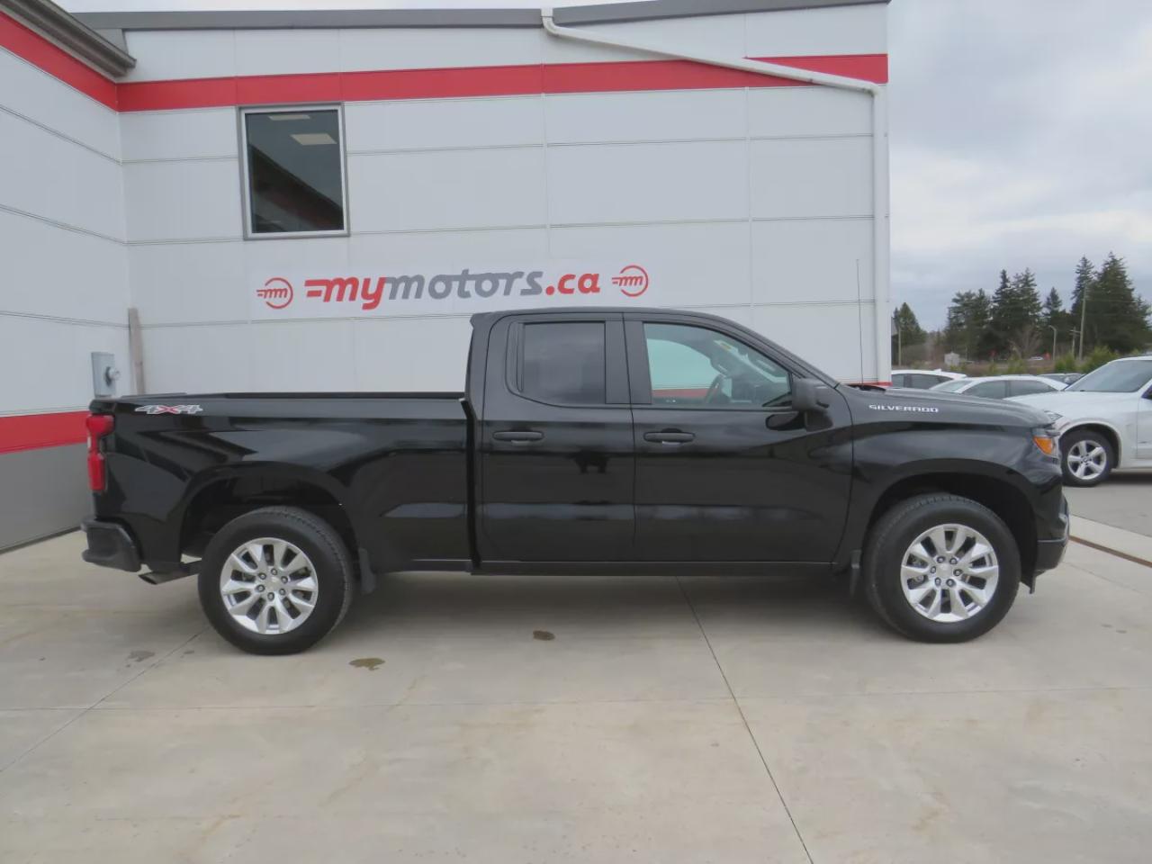2023 Chevrolet Silverado 1500 Custom (**LOW KM**SAFETY CERTIFIED**CLEAN TITLE/NO ACCIDENTS**LOW KM**4WD**REMOTE START**ALLOY RIMS**TRAILER HITCH**REVERSE CAMERA**POWER SEATS**PUSH BUTTON START**CRUISE CONTROL**BLUETOOTH**DIGITAL TOUCHSCREEN**USB**ANDROID AUTO**APPLE CARPLAY**) Photo