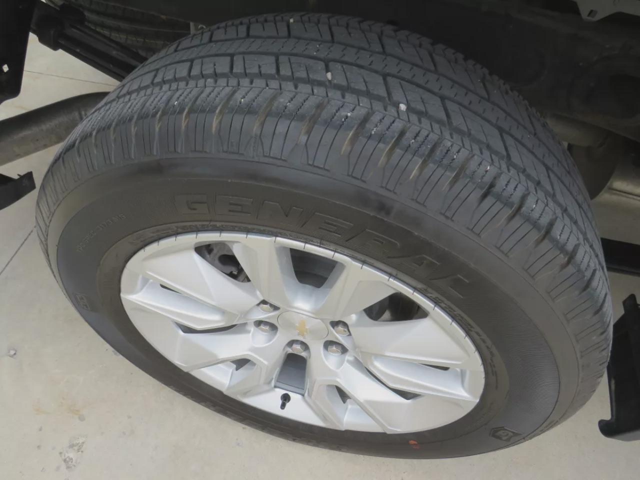 2023 Chevrolet Silverado 1500 Custom (**LOW KM**SAFETY CERTIFIED**CLEAN TITLE/NO ACCIDENTS**LOW KM**4WD**REMOTE START**ALLOY RIMS**TRAILER HITCH**REVERSE CAMERA**POWER SEATS**PUSH BUTTON START**CRUISE CONTROL**BLUETOOTH**DIGITAL TOUCHSCREEN**USB**ANDROID AUTO**APPLE CARPLAY**) Photo