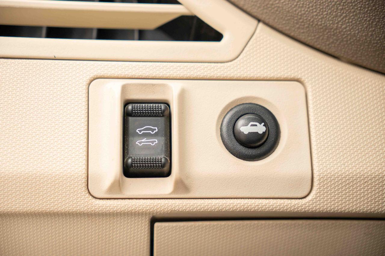 2010 Chrysler Sebring Limited Convertible - Photo #32