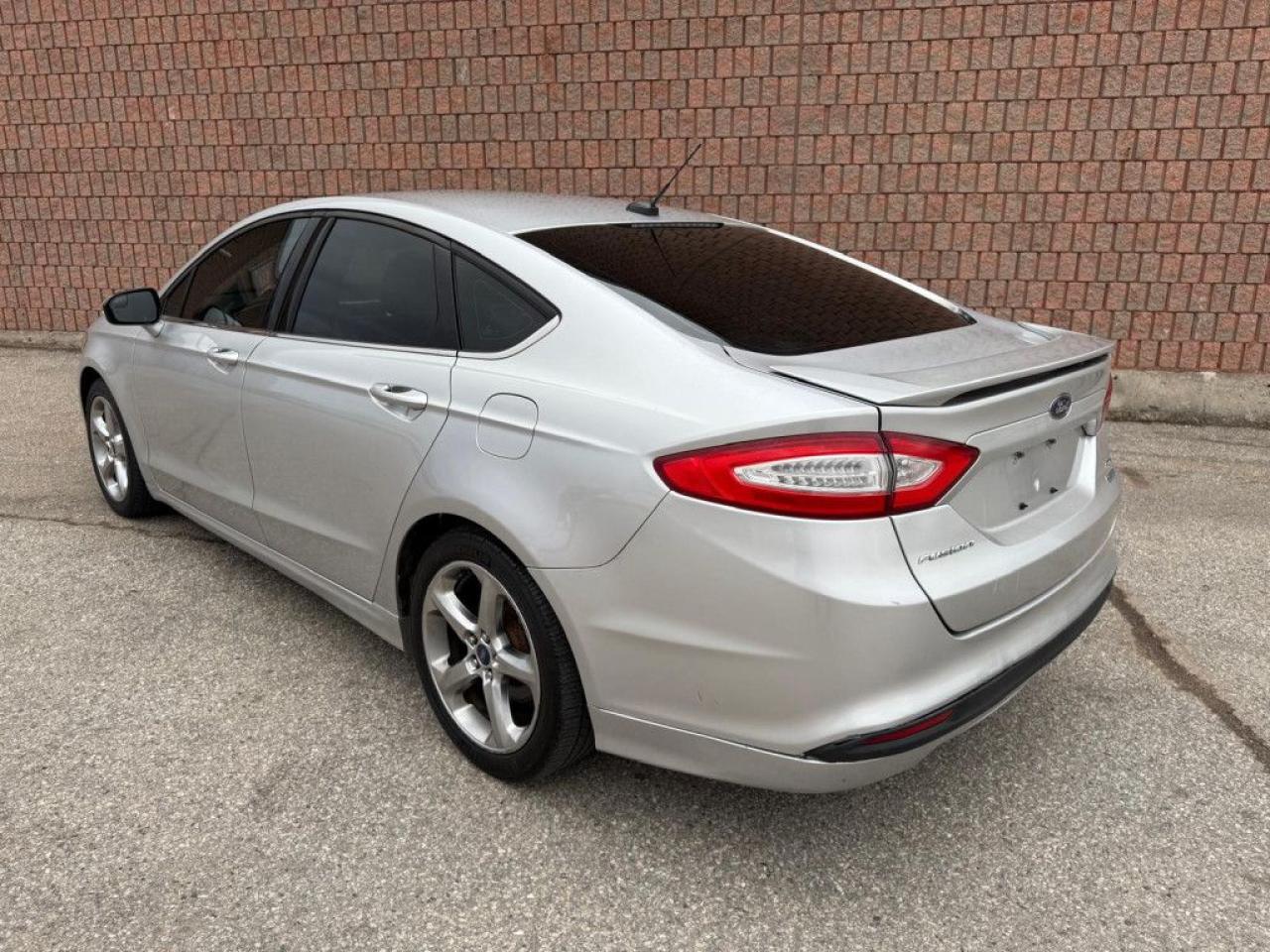 2013 Ford Fusion SE | CLEAN CARFAX | BLUETOOTH | ALLOY WHEELS | MULTI-FUNCTION STEERING WHEEL | - Photo #4
