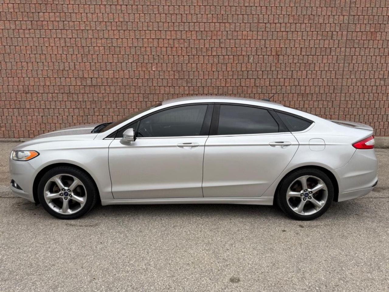 2013 Ford Fusion SE | CLEAN CARFAX | BLUETOOTH | ALLOY WHEELS | MULTI-FUNCTION STEERING WHEEL | - Photo #3