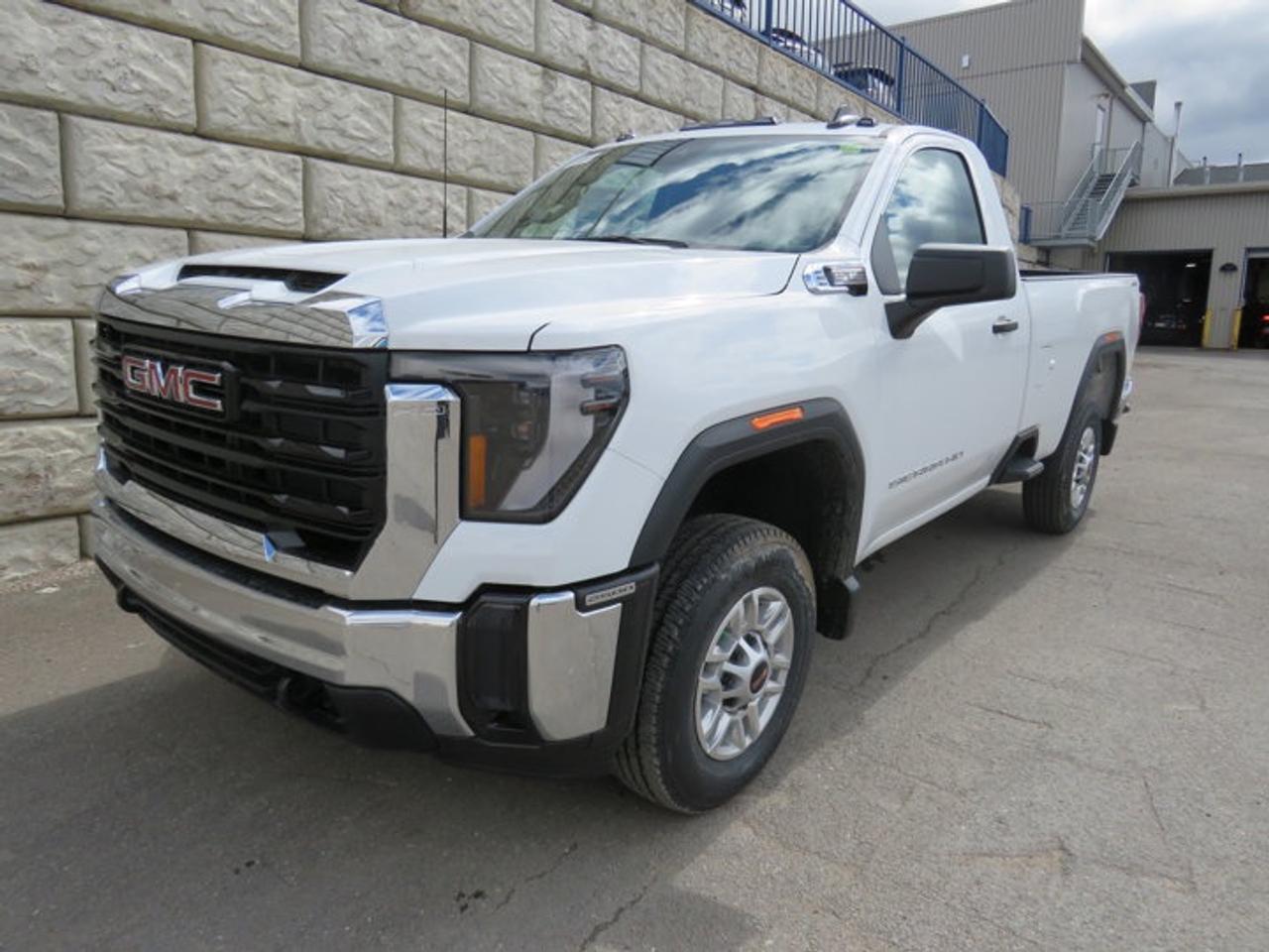4WD Reg Cab 142 Pro, 10-Speed Automatic, Gas V8 6.6L/