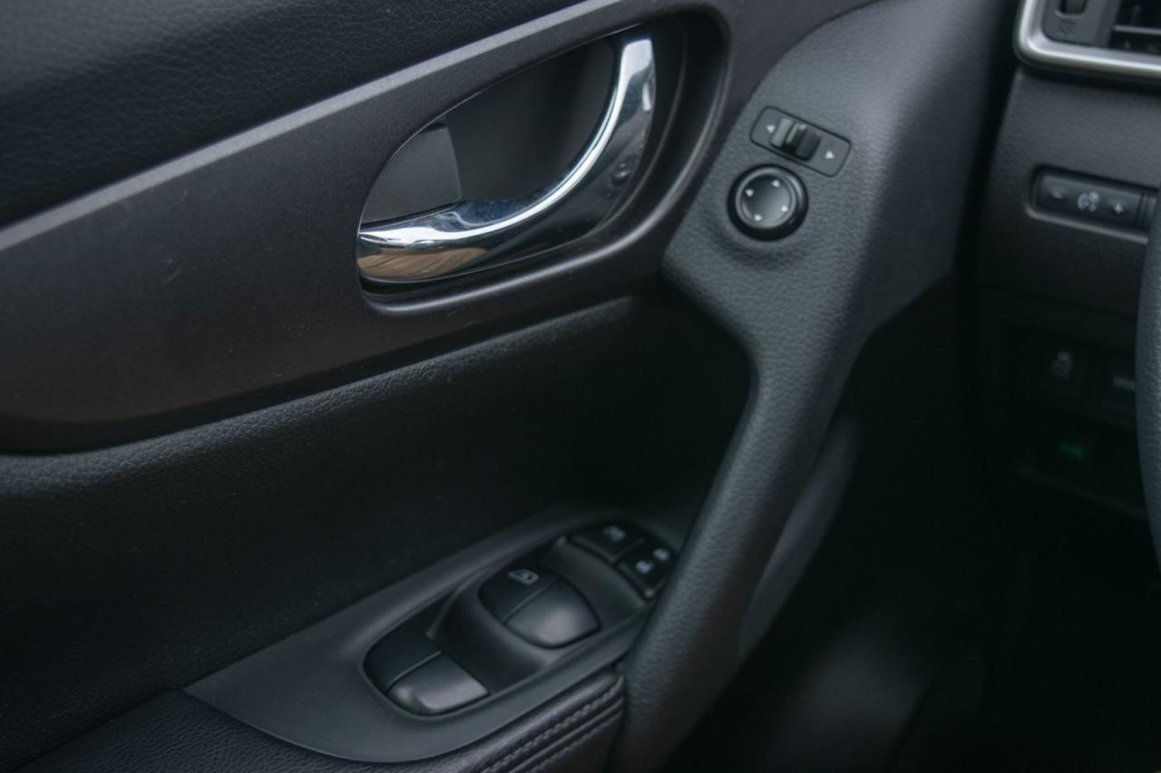 2016 Nissan Rogue S 2WD - Photo #17