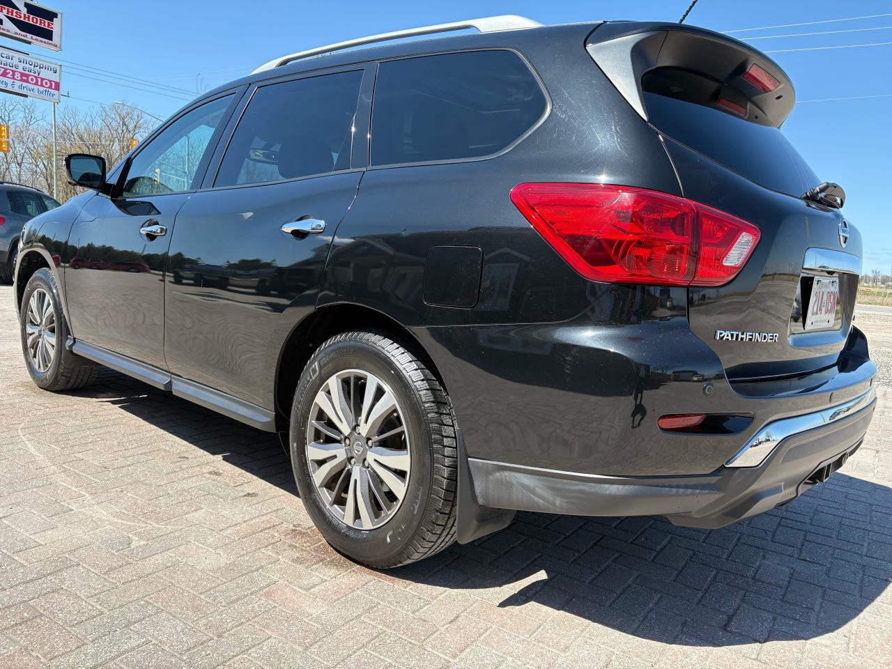 2017 Nissan Pathfinder SL - Photo #3