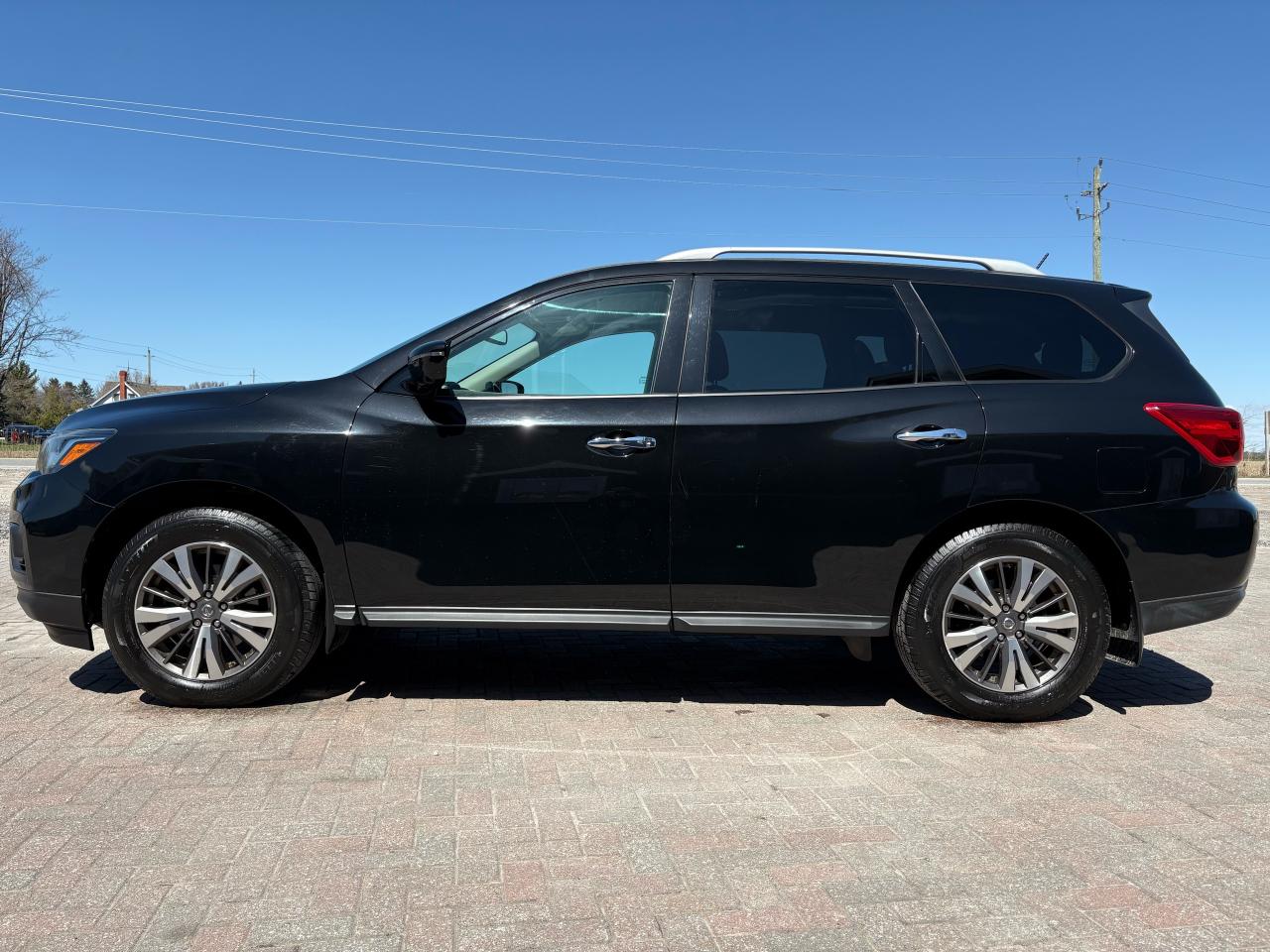 2017 Nissan Pathfinder SL - Photo #2