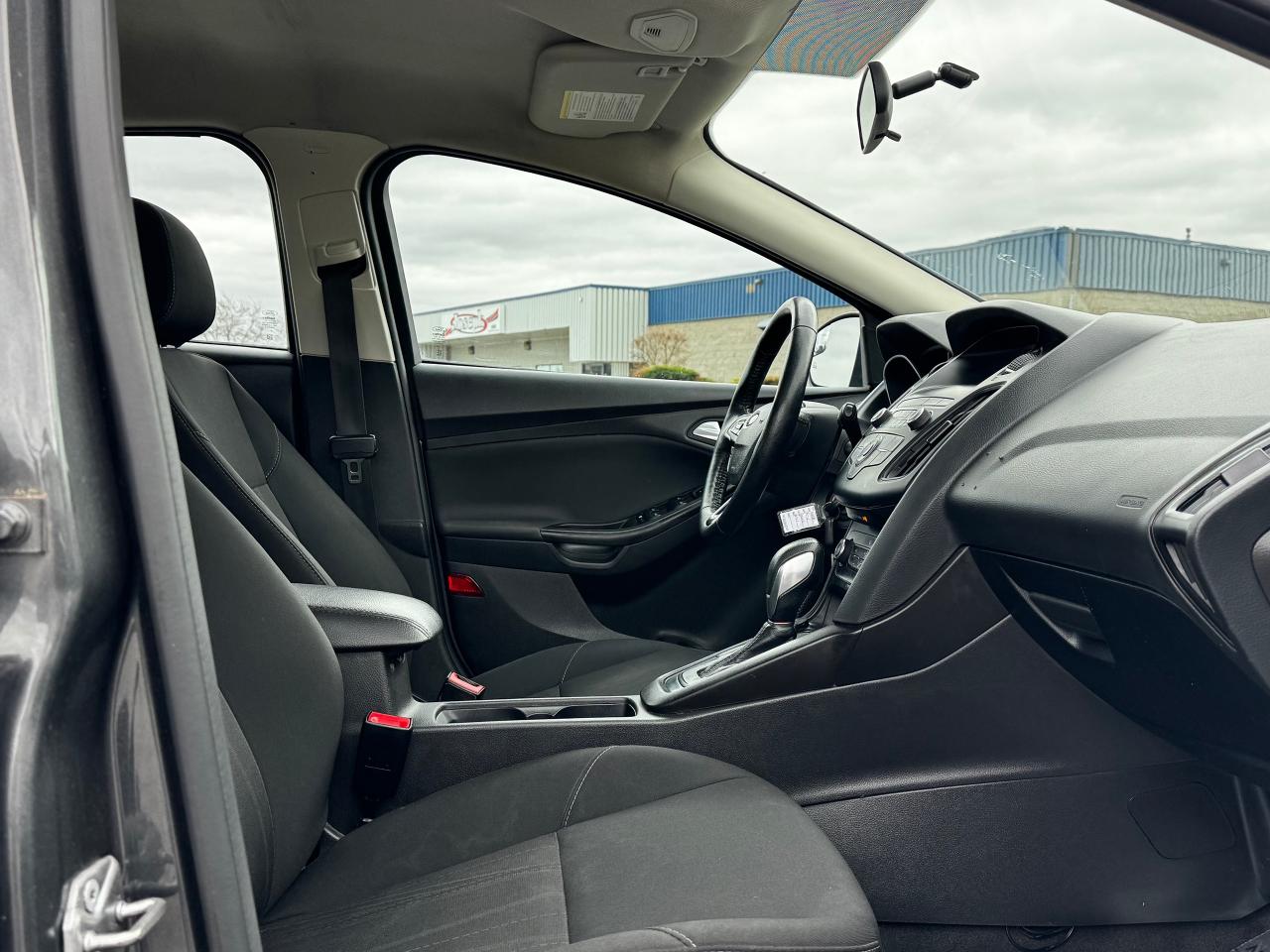 2018 Ford Focus SE **LOW KM'S**DRIVES GREAT** - Photo #28