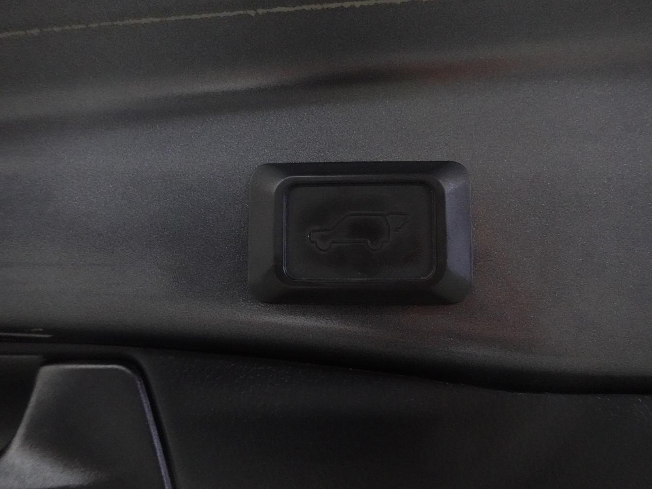 2022 Toyota RAV4 XLE | AWD | Sunroof | Leather | BSM | CarPlay