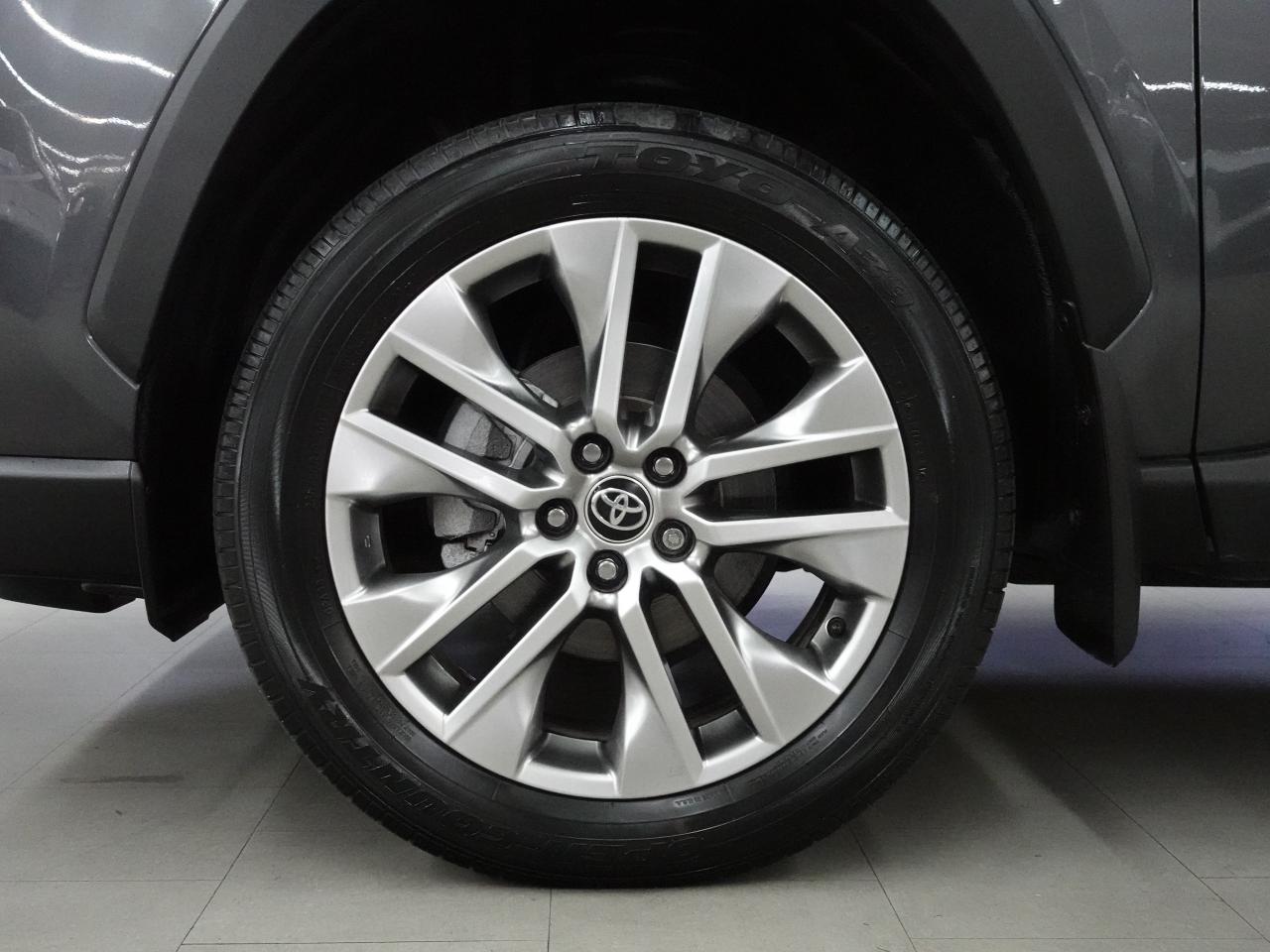 2022 Toyota RAV4 XLE | AWD | Sunroof | Leather | BSM | CarPlay