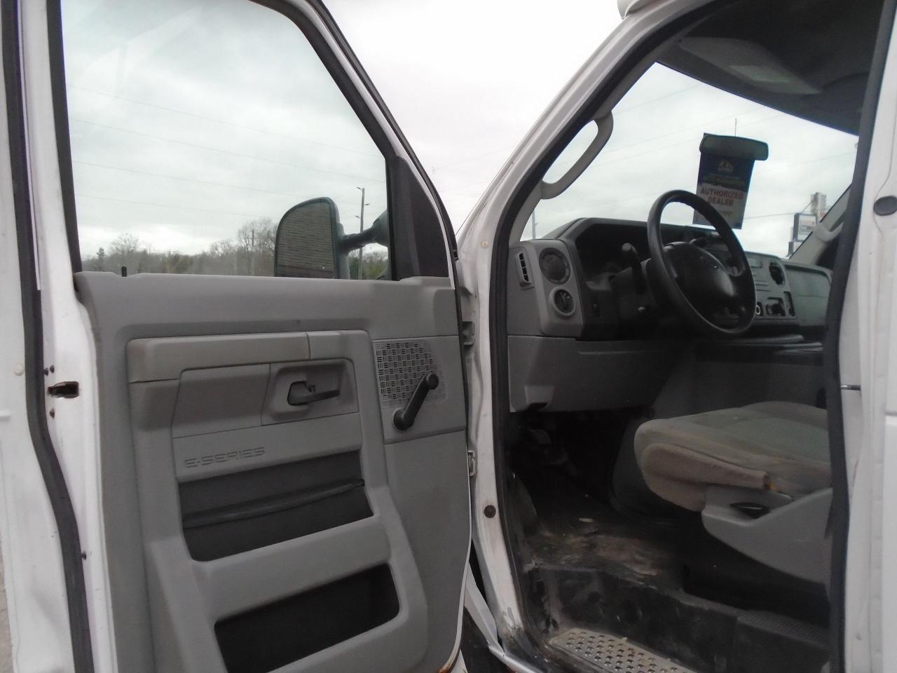 2011 Ford Econoline E-350 Super Duty Commercial - Photo #9