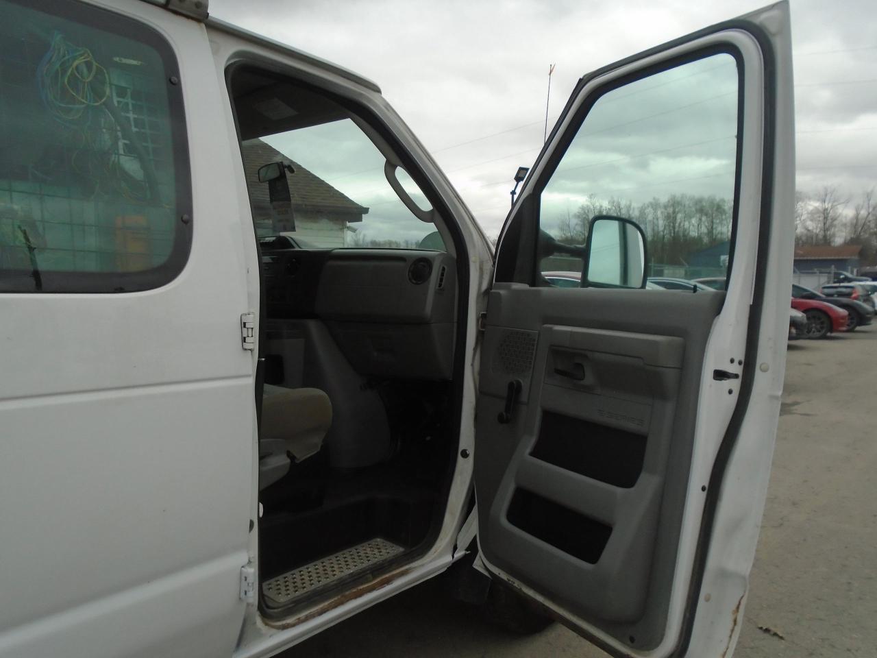 2011 Ford Econoline E-350 Super Duty Commercial - Photo #18