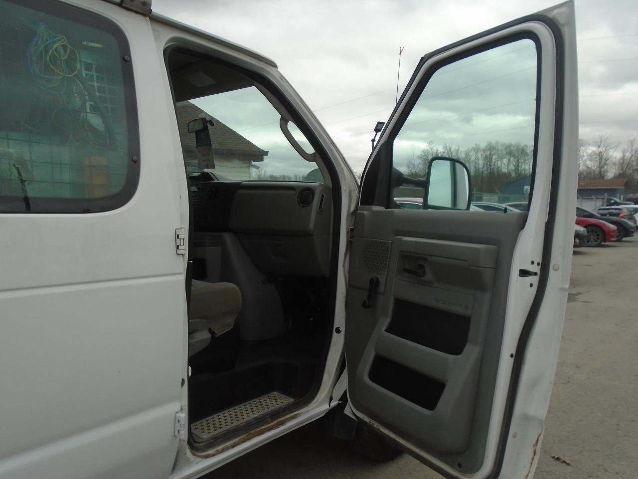 2011 Ford Econoline E-350 Super Duty Commercial - Photo #18