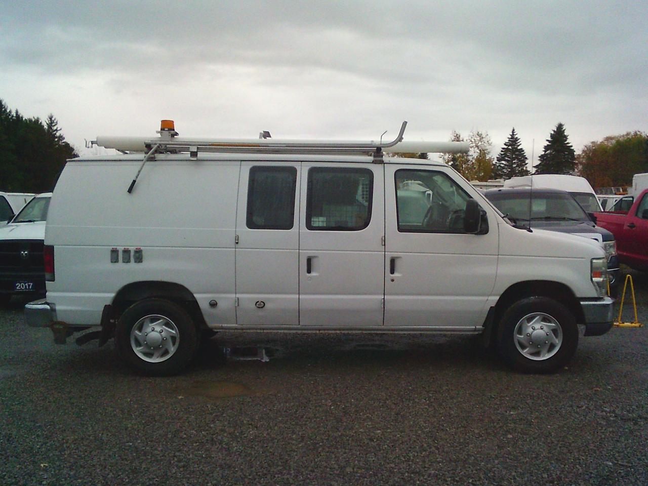 2011 Ford Econoline E-350 Super Duty Commercial Photo3