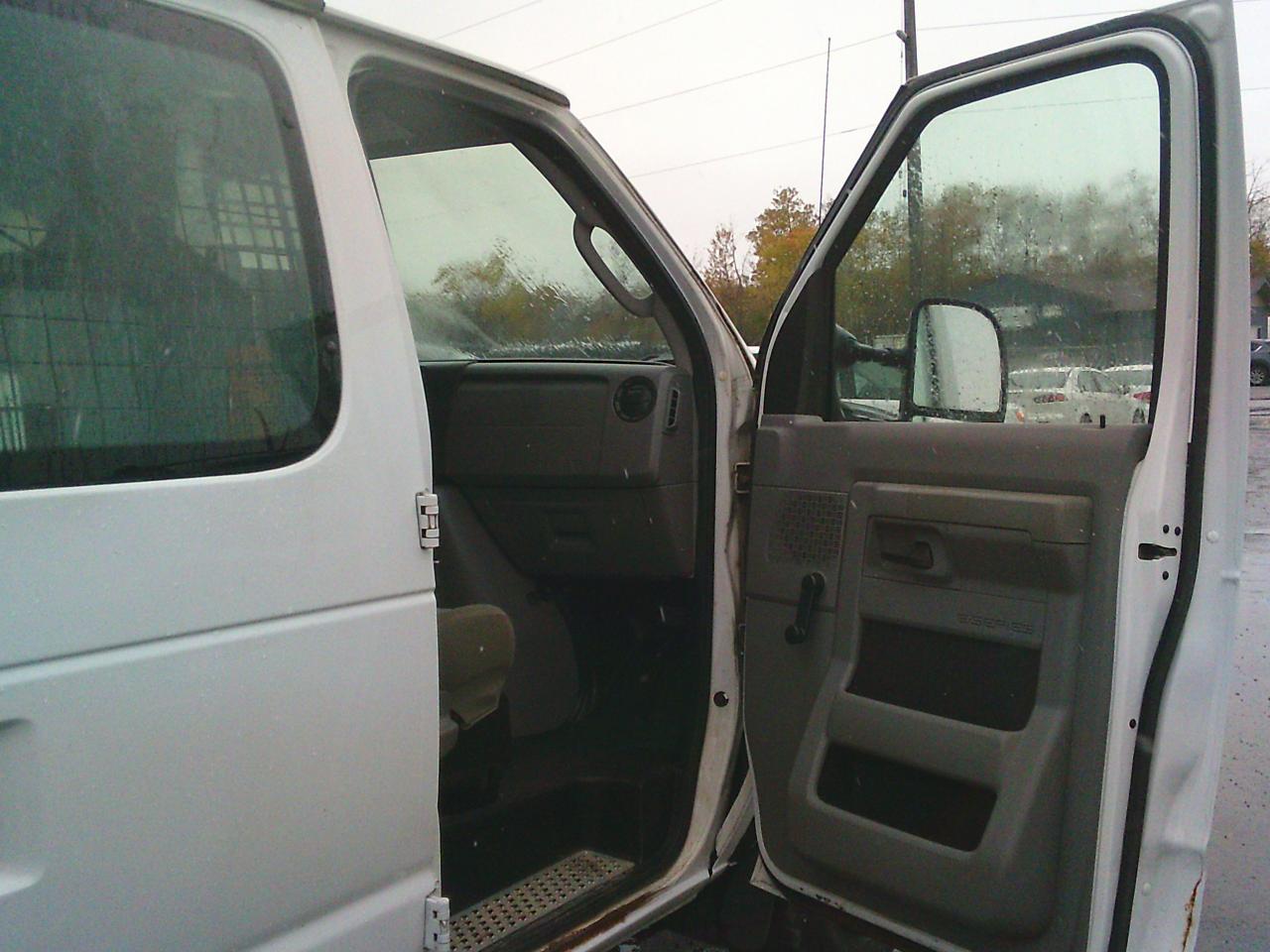 2011 Ford Econoline E-350 Super Duty Commercial - Photo #16