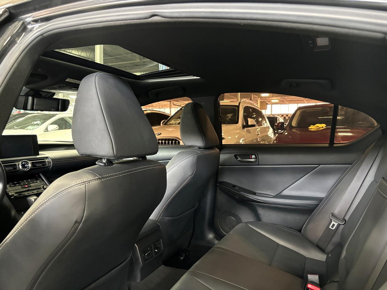 2022 Lexus IS 300 AWD|SUNROOF|ALLOYS|LEATHER|BACKUPCAM|HEATEDSEATS|+ - Photo #6