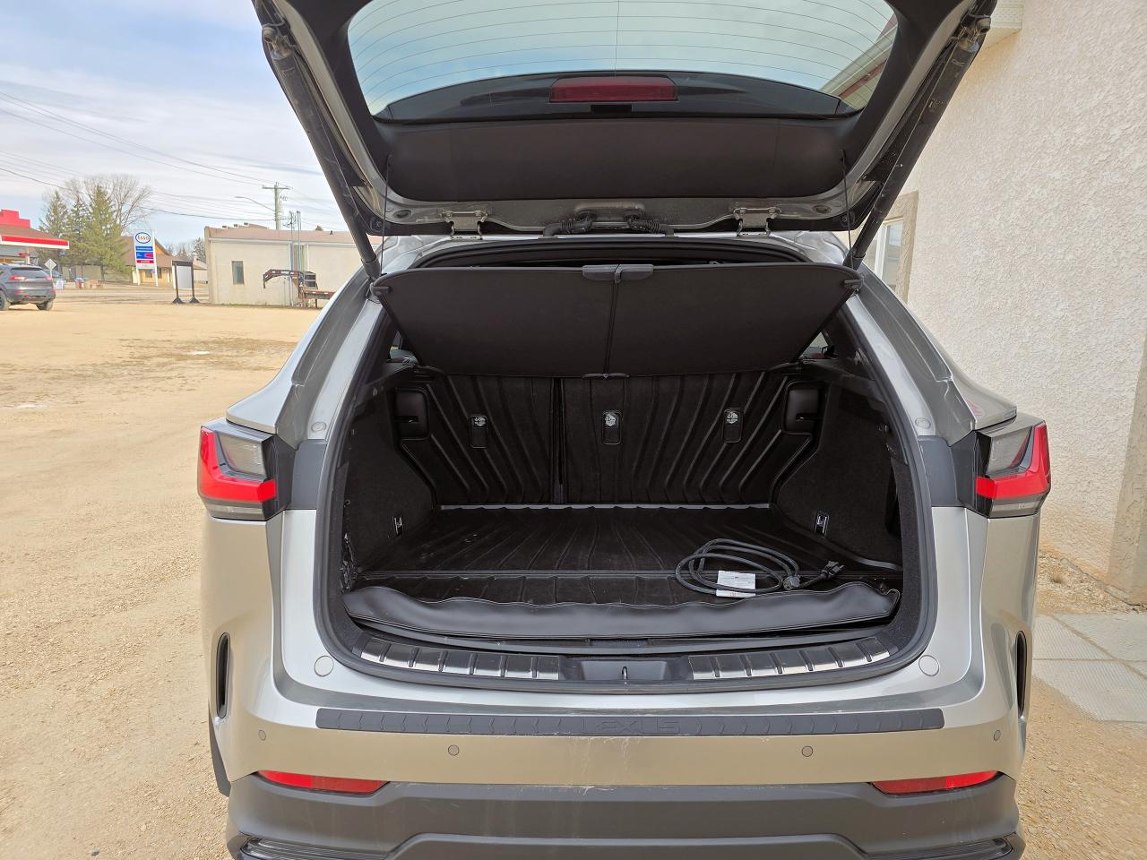 2022 Lexus NX 350h AWD Only 33,382 KM - Photo #13