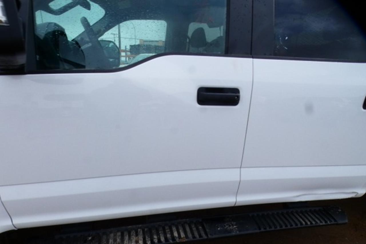 2022 Ford F-350 XLT Deck Truck 4WD Crew Cab w/cloth seats, BUC - Photo #27