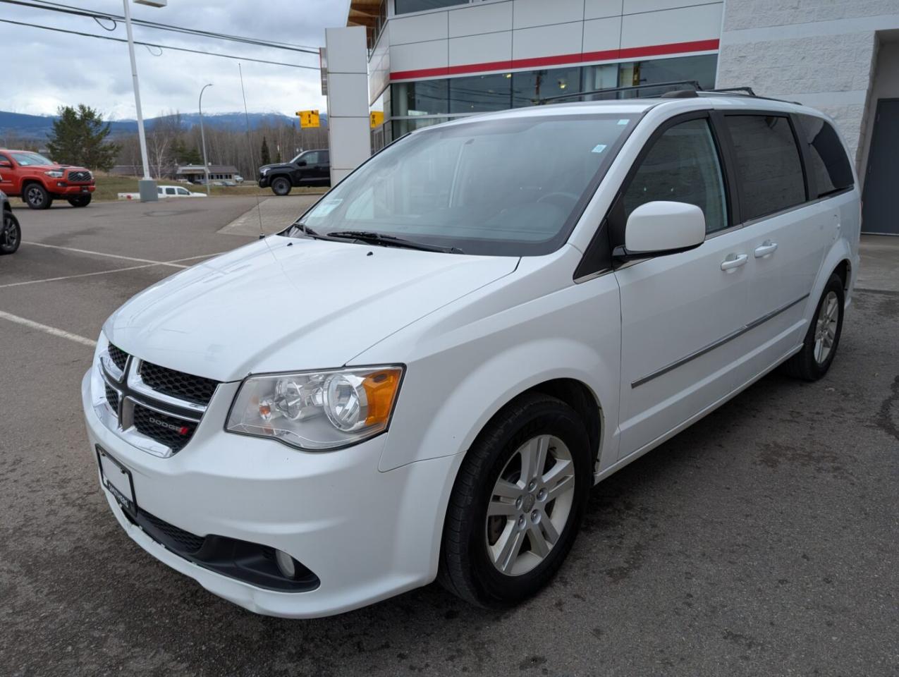 2016 Dodge Grand Caravan Crew Photo2