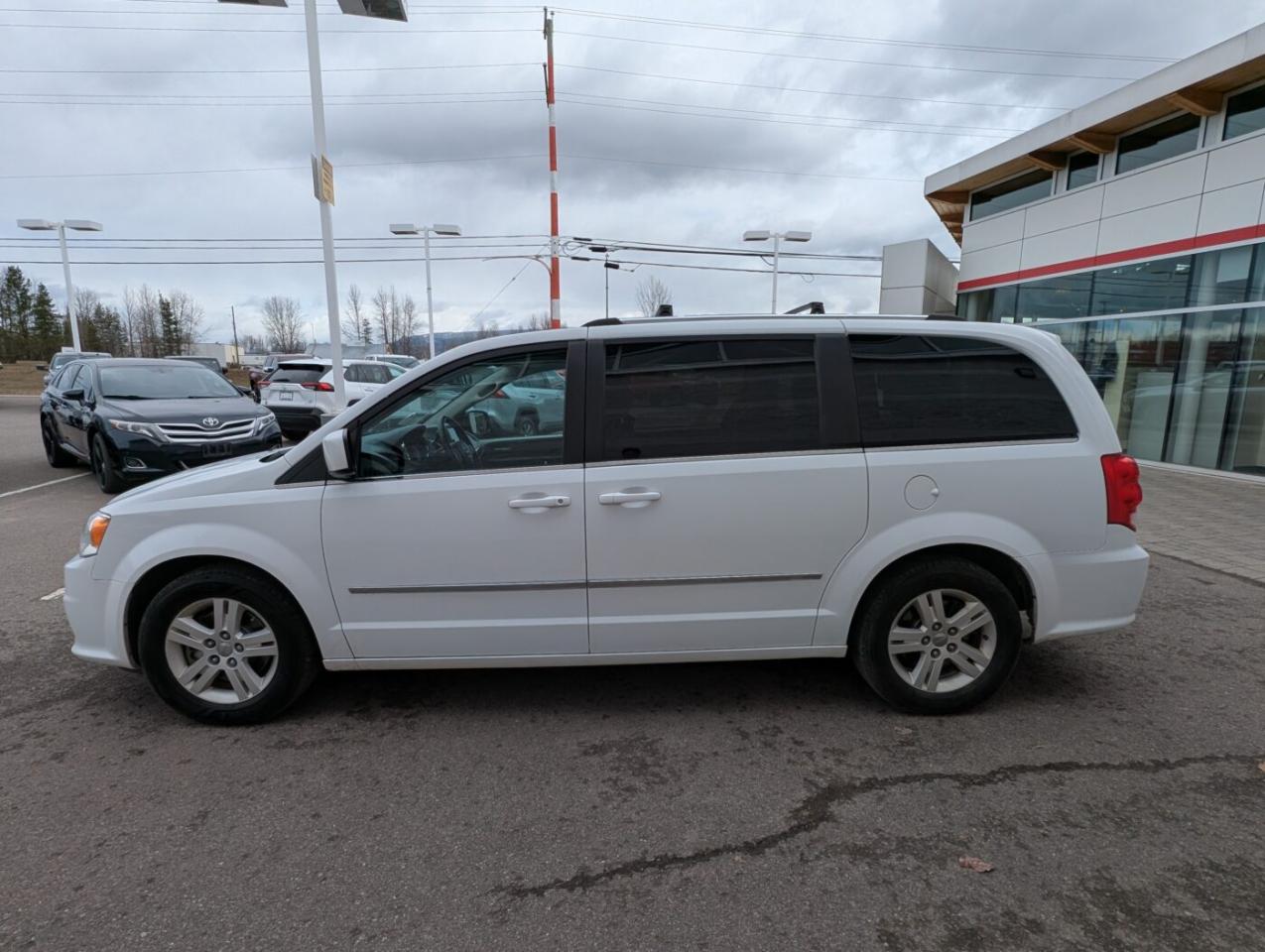 2016 Dodge Grand Caravan Crew Photo3