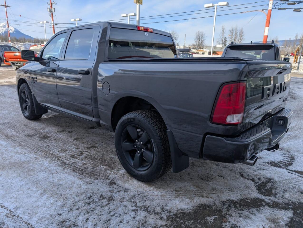2021 RAM 1500 Classic EXPRESS Photo4