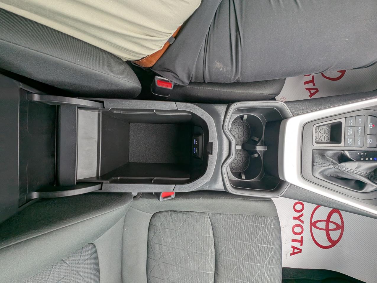 2022 Toyota RAV4 LE Photo