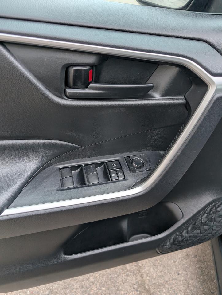 2022 Toyota RAV4 LE Photo