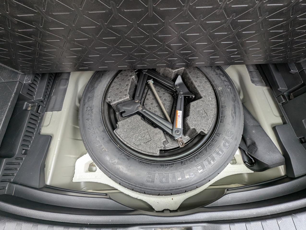 2022 Toyota RAV4 LE Photo