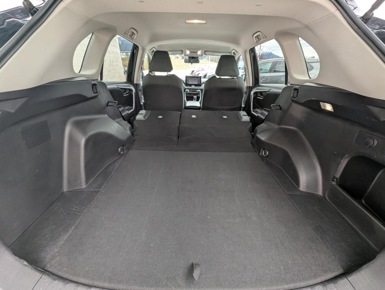 2022 Toyota RAV4 LE Photo