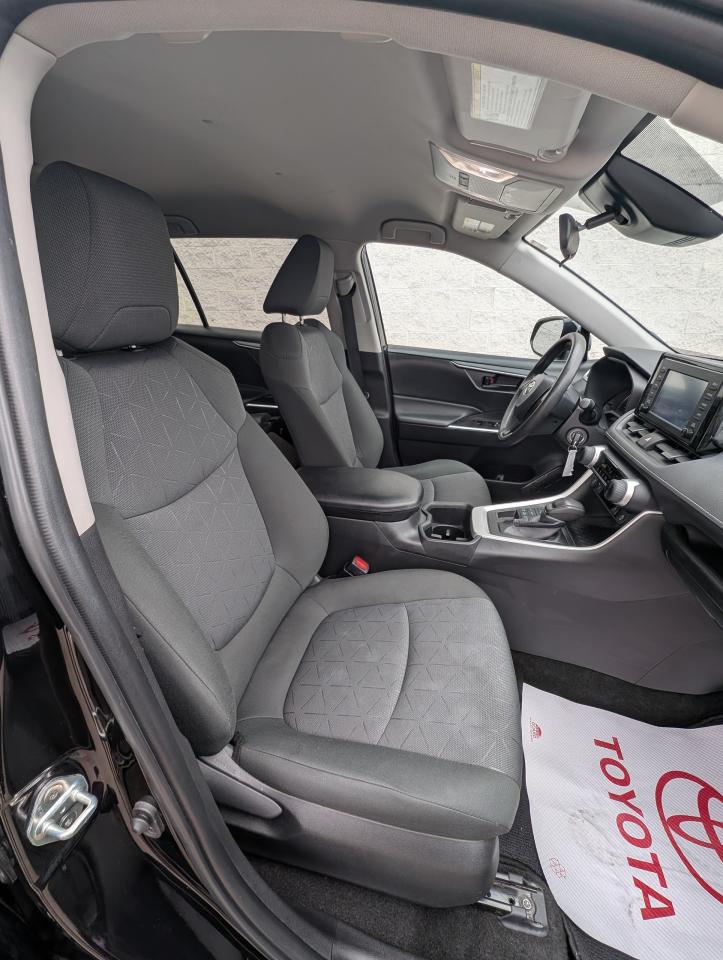 2022 Toyota RAV4 LE Photo