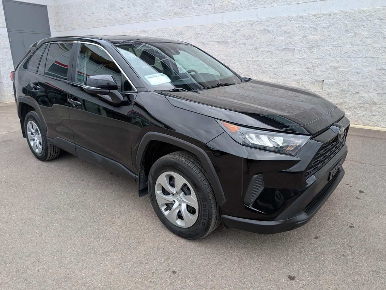 2022 Toyota RAV4 LE Photo0