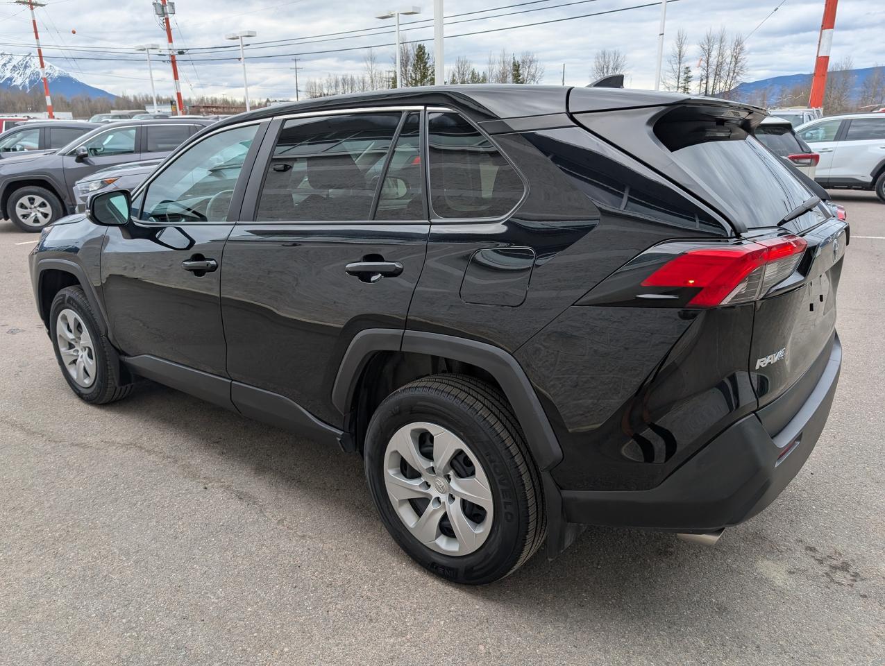 2022 Toyota RAV4 LE Photo4