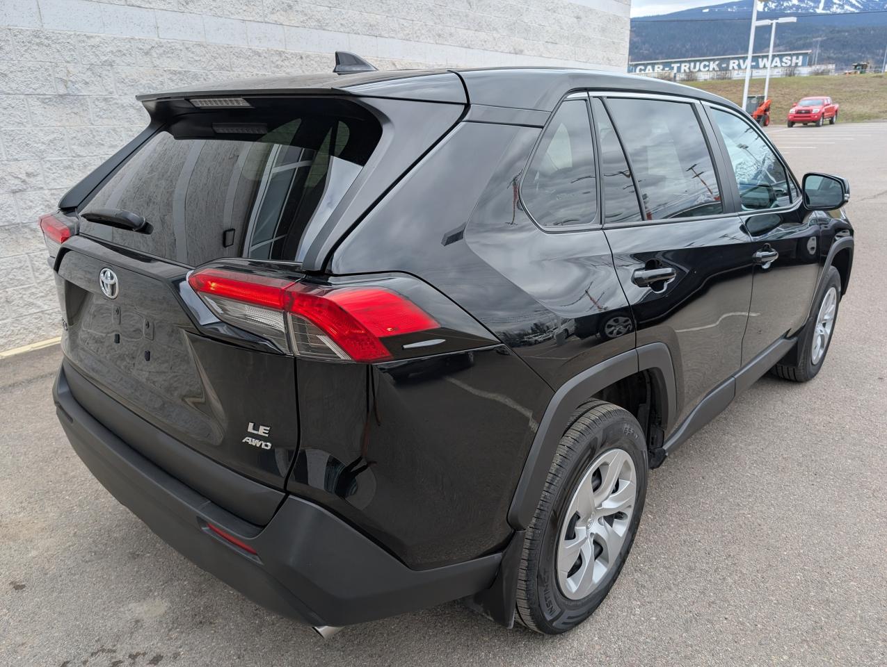2022 Toyota RAV4 LE Photo
