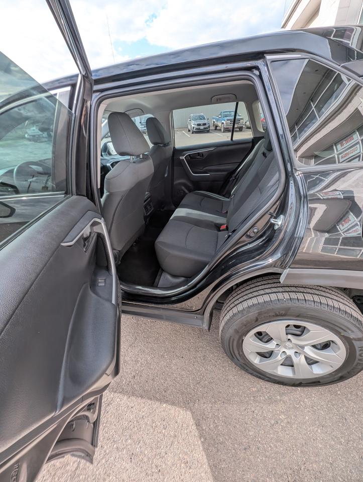 2022 Toyota RAV4 LE Photo