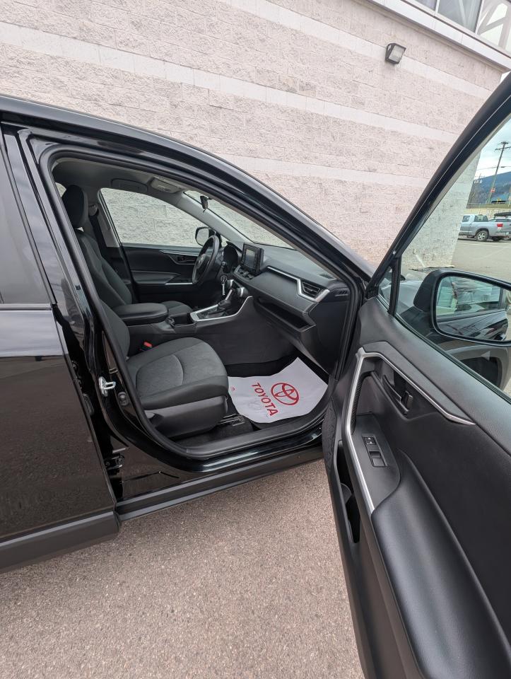 2022 Toyota RAV4 LE Photo