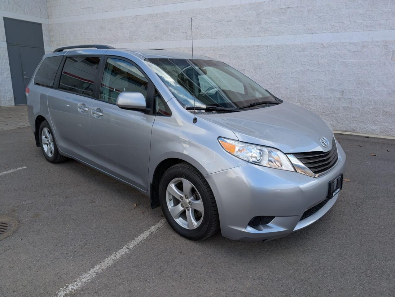 2011 Toyota Sienna LE Photo0