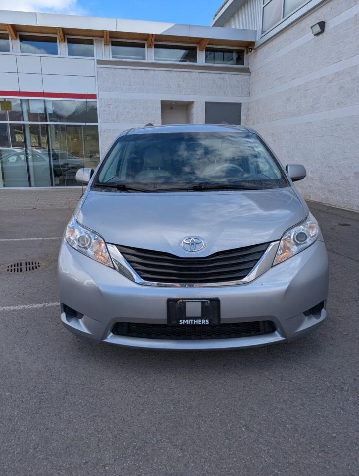 2011 Toyota Sienna LE Photo1