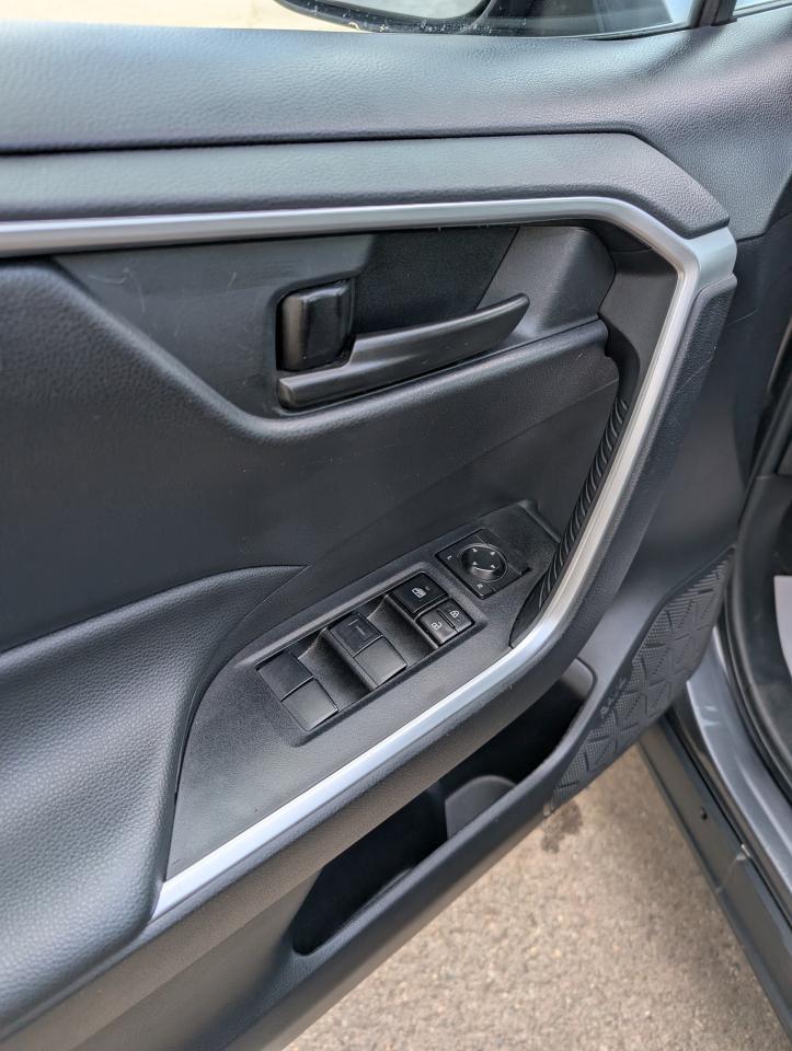 2022 Toyota RAV4 LE Photo