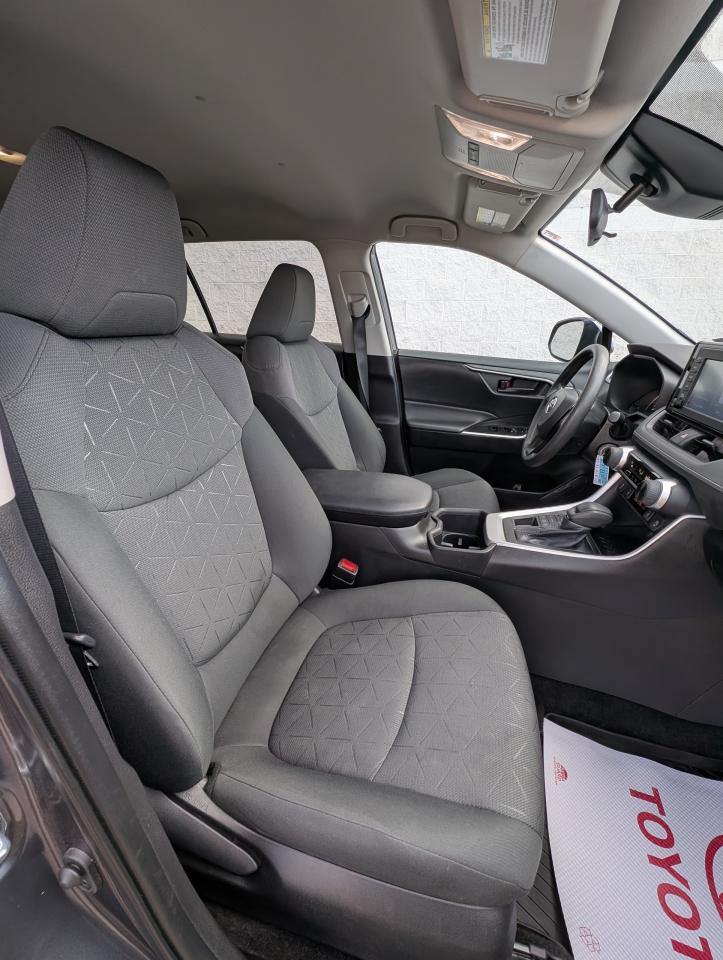 2022 Toyota RAV4 LE Photo